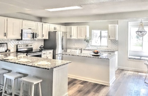 Keller House | Family-Friendly Country Retreat in Iconic Fort Worth, Sleeps 11