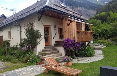 Les Sciauds Ski Chalet | Ideal Mountain Retreat for 12-14 with Pool & Spa Amenities
