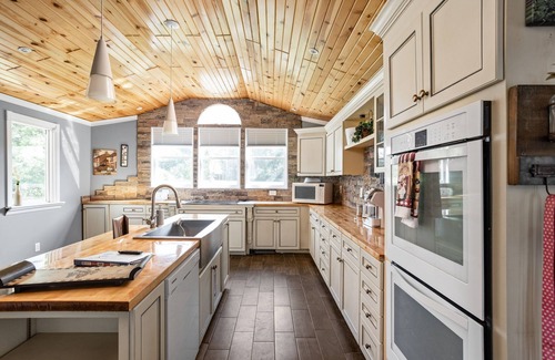 Westfield House | Sleeps 12+/Batting Cage/Theater!