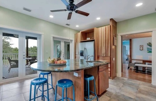 Greenacres House | Guest Rated 9.8: Hidden Bleu Tropical Mansion for 15