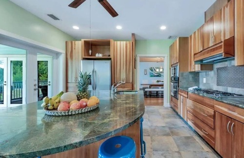 Greenacres House | Guest Rated 9.8: Hidden Bleu Tropical Mansion for 15