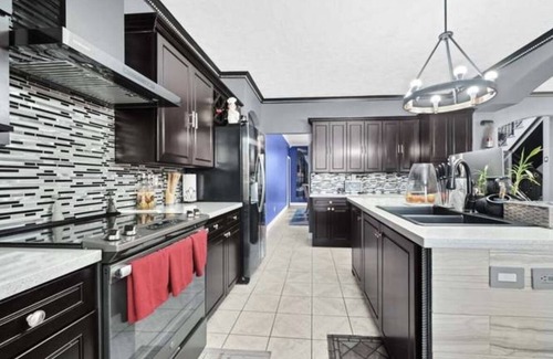 Humble House | Sleeps 18+.10 mins from IAH. Big Pool Events & Parties Allowed