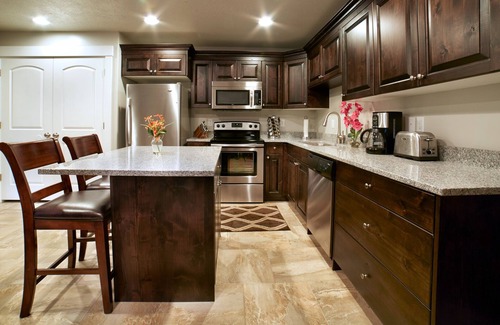 Ogden House | Spacious Retreat for 18 with Hot Tubs & Downtown Views