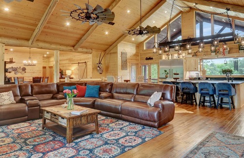Bismarck Cabin | Premier Log Home Estate with Pool & Spa near Hot Springs