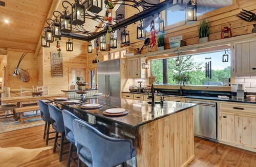 Bismarck Cabin | Premier Log Home Estate with Pool & Spa near Hot Springs