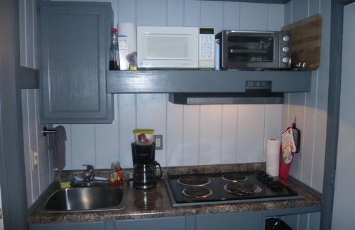 Bellaire Apartment | Cozy Retreat for 2-6 with Pool, Spa & Pet-Friendly Vibes