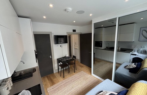 Broad Green Apartment | Cozy Studio Apartment in Central Croydon, London