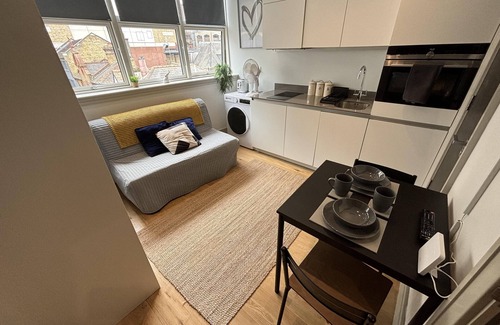 Broad Green Apartment | Cozy Studio Apartment in Central Croydon, London