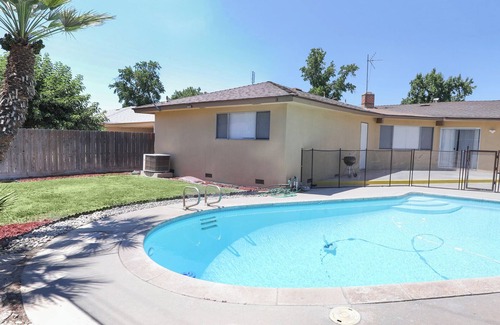 Raisin House | Spacious Retreat for 20 Near Bulldog Stadium with Pool