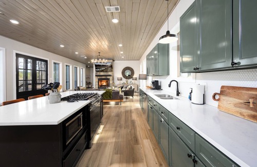 Pickens Cabin | Family Retreat with Hot Tub & Putt Putt, Near Lake!