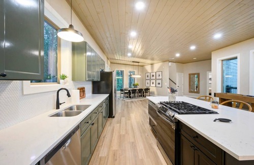 Pickens Cabin | Family Retreat with Hot Tub & Putt Putt, Near Lake!
