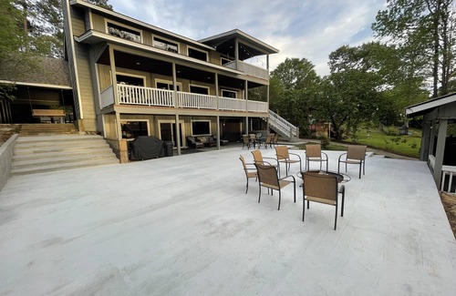 Brookeland House | Unforgettable Waterfront Lakehouse on Lake Sam Rayburn