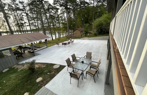 Brookeland House | Unforgettable Waterfront Lakehouse on Lake Sam Rayburn