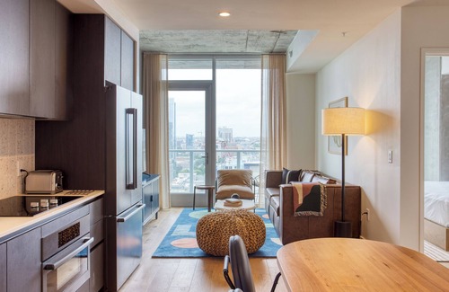 Rainey Street Historic District House | Sleeps 34! 11 Condos in New Austin High Rise w/Rooftop Pool, Gym, Yoga Studio