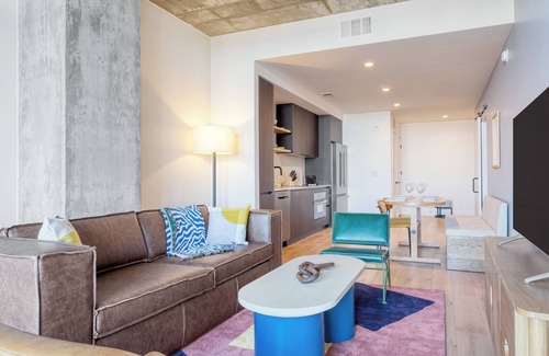 Rainey Street Historic District House | Sleeps 34! 11 Condos in New Austin High Rise w/Rooftop Pool, Gym, Yoga Studio
