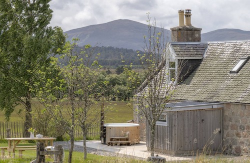 Nethy Bridge Cottage | Sleeps 4 in 1 double bedroom and 1 twin room
