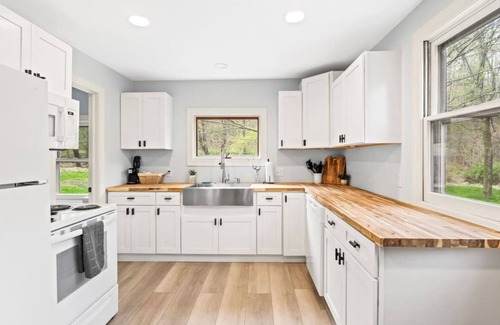 Naples Cabin | Pet-Friendly Naples Creekside Cabin Near FLX Wineries