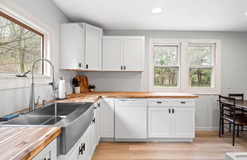 Naples Cabin | Pet-Friendly Naples Creekside Cabin Near FLX Wineries