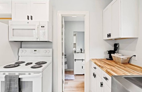 Naples Cabin | Pet-Friendly Naples Creekside Cabin Near FLX Wineries