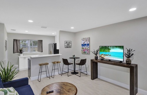 Central Oakland Park Villa | Cozy Retreat: Pet-Friendly with Private Yard & Spa Amenities
