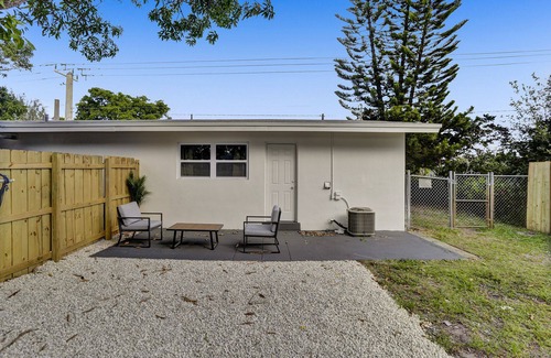 Central Oakland Park Villa | Cozy Retreat: Pet-Friendly with Private Yard & Spa Amenities