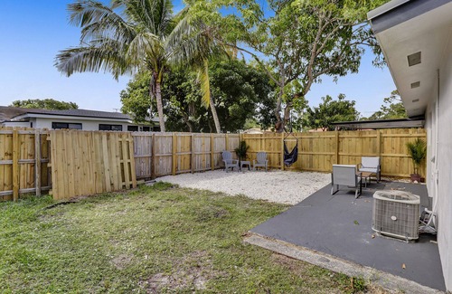 Central Oakland Park Villa | Cozy Retreat: Pet-Friendly with Private Yard & Spa Amenities