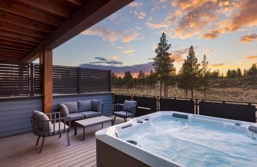 Bend House | Sleeps 40 8 Modern Units20 BDRs w DeckHot Tub 10mins to Downtown Old Bend