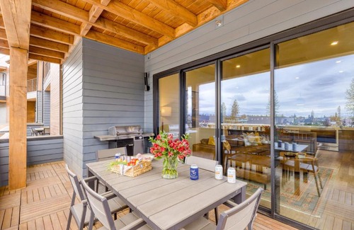 Bend House | Sleeps 40 8 Modern Units20 BDRs w DeckHot Tub 10mins to Downtown Old Bend