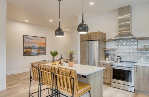 Bend House | Sleeps 40 8 Modern Units20 BDRs w DeckHot Tub 10mins to Downtown Old Bend