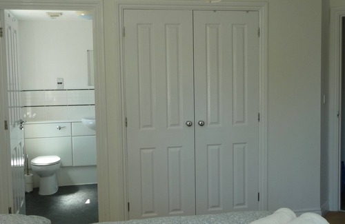 Exeter Apartment | Sleeps 5 , 2 bathrooms & free parking & a few minutes walk to city centre!