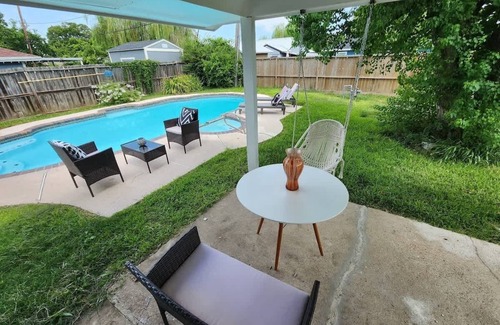 Houston House | Experience Houston's Vibrant Poolside Retreat for 6