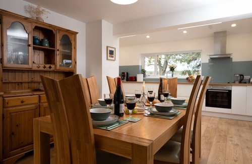 Grantown-on-Spey Cottage | Comfortable Family Stay: 2 Doubles & Twin Room for 6
