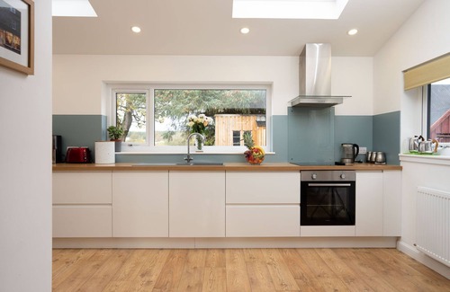 Grantown-on-Spey Cottage | Comfortable Family Stay: 2 Doubles & Twin Room for 6
