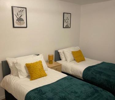 Harlow House | Sleeps 7 Spacious Home in Harlow Free Parking