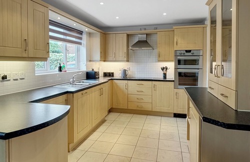 Newark House | Sleeps 8 Large 4 bed house in Village location with garden & driveway! n