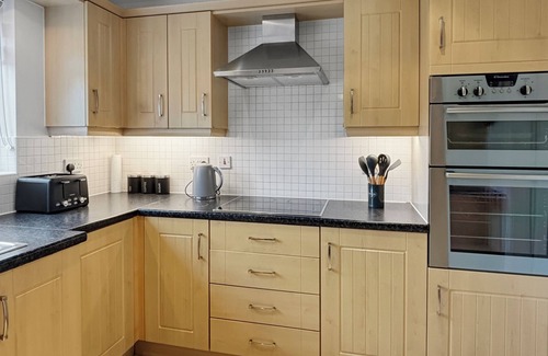 Newark House | Sleeps 8 Large 4 bed house in Village location with garden & driveway! n