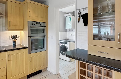 Newark House | Sleeps 8 Large 4 bed house in Village location with garden & driveway! n