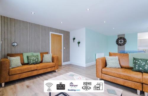 Ewloe House | Family-Friendly Loft with Pool Table in Buckley