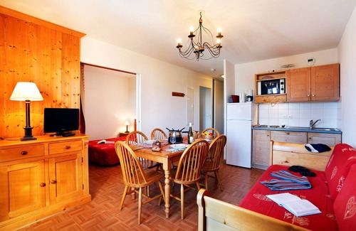 La Toussuire Condo | Ideal Mountain Retreat for 8 with FREE Shuttle Service