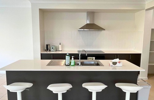 Keperra House | Sleeps 8 ! New Furnished House Near City! Sleeps 8! Modern Cozy Retreat!