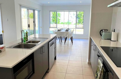 Keperra House | Sleeps 8 ! New Furnished House Near City! Sleeps 8! Modern Cozy Retreat!