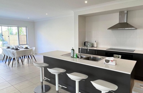 Keperra House | Sleeps 8 ! New Furnished House Near City! Sleeps 8! Modern Cozy Retreat!