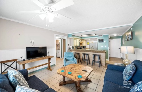 Orange Beach Condo | ★Sleeps 8★on the beach★4 pools★Pool Side Bar★ Private Beach Access