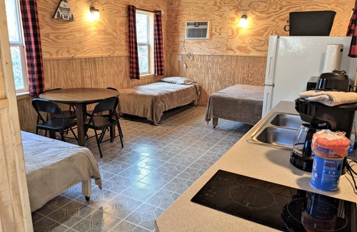 Fayetteville Hotel | Family-Friendly Retreat with Kitchenette and Fire Ring