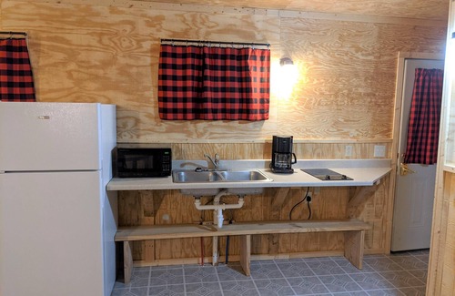 Fayetteville Hotel | Family-Friendly Retreat with Kitchenette and Fire Ring