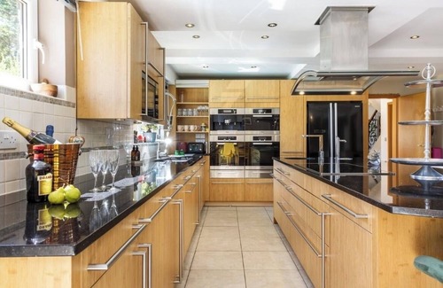 East Dean and Friston Villa | Sleeps10/18-Parking-Garden-Pool-HotTub-Balcony