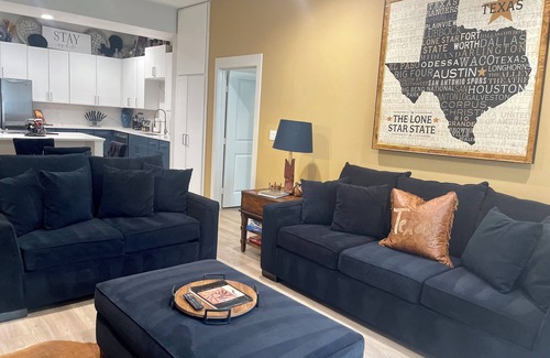 Deep Ellum Apartment | Ideal Family Retreat Near Baylor with Free Parking & Pool