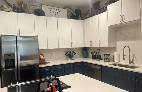 Deep Ellum Apartment | Ideal Family Retreat Near Baylor with Free Parking & Pool
