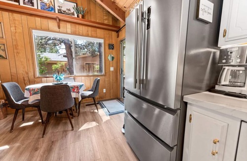 Whispering Forest House | Relax at Sleepy Basset Chateau with Spa and Breakfast