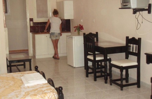 Vassilatika Apartment | Tranquil Studio for 4 with Shared Pool Near the Beach
